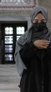 Müslüman Kadın, Maskeli Müslüman kadın, ibadet eden, salgına tapan, Müslüman kız maskeli bir şekilde salahı gerçekleştirdi