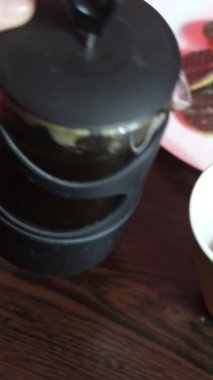 Yakın plan kahve hazırlama, Fransız pres makinesinde demlenen kahve, sıcak içeceklerdeki kahve tüketimi.