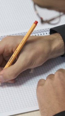 Öğrenci Ödev Masası, öğrenci not defterine not alıyor, çalışıyor, ödev yapıyor, fizik okuyor.