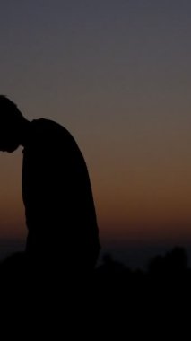 Şapka videoları, açık hava spor aktiviteleri, siyah sarı siluet görüntüler, şapka modası ve kıyafet giyen genç siluet.