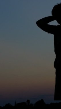 Hareketli siluet adam videoları, açık hava spor aktiviteleri, spor yaparak vücudu güçlendiren genç bir insanın silueti.