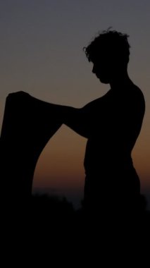 Tişört siluet videolar giyen genç adam, açık hava spor aktiviteleri, siyah sarı siluet resimler, giysiler ve moda