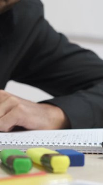 Öğrenci Çalışma Masası, renkli kalemlerle notlar alan öğrenci, yakın çekim çalışma, çalışma masası, sınavlara hazırlanma