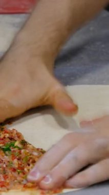 Lahmacun, erkek eli lahmacun videoları yapıyor.