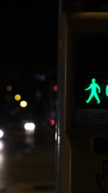 Trafik ışıklarının gece görüşü, yeşil ve kırmızı yaya ışıkları, trafik akışını kontrol eden trafik ışıkları, yaya akışını kontrol eden geç saatte trafik ışığını durdurma