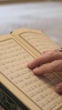 İnsan, elinde Kuran 'ı okur ki, Kutsal Kitap' tan, Kuran 'ın ayetlerinden bir bölümünü okur. Rahman ve Rahim ALLAH' ın adıyla anılır.