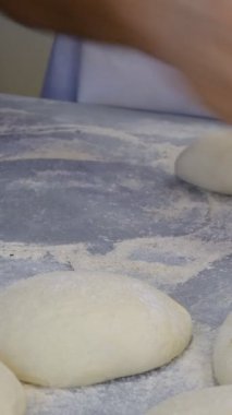 Çiğ hamur, çiğ hamur, el yapımı, hamur rulosu, fırın, günlük ekmek, pizza yapımı.