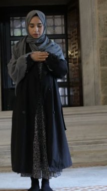 Genç Müslüman kız camide namaz kılıyor, İslami ibadet şekli, kızlar mescitte namaz kılıyor.