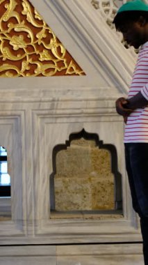 Afrikalı genç adam camide namaz kılıyor, Müslüman erkekler camide ibadet ediyor, camide ibadet eden genç bir adam.