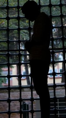 Müslüman bir adamın siluet duası, İslam dini kutsal dinlerden biridir, Afrikalı bir Müslüman secdeye gider.