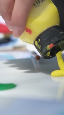 Boya paletine boya ekleme görüntüsü palete yağ boyasının eklenmesi, renkleri fırçayla karıştırma görüntüsü