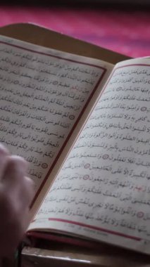 Rahman ve Rahim olan Allah 'ın adıyla Kur' an 'ın ayetlerinin yazıldığı mescidin içinde, Kur' an 'ın sayfalarını değiştirirler.