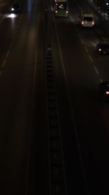 Otomobil Işıkları Karanlıkta, Geceleyin geçen arabaların ışıkları, Odaklanmayan parıltının gece görüşü, Bulanık renkli gölgeler, Koyu şehir manzarası