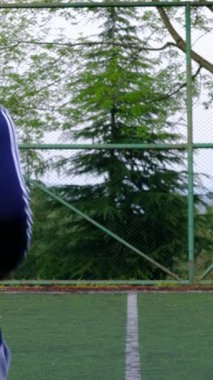 Üç genç adamın halıda koşuşunun, antrenmandan önce ısınan sporcu gençlerin, açık havada halının üzerinde spor yapan gençlerin arka plan görüntüsü.