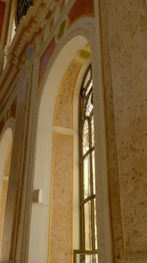 Cami 'nin içindeki sütunları ve mihrab' ı çekmenin temalı görüntüsü Ortakoy camiinin içinde ileri geri hareket ederek.