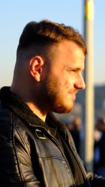 İstanbul Beşiktaş 'tan gelen kalabalığa telefonla köprü ve deniz manzarasını kaydeden genç adam