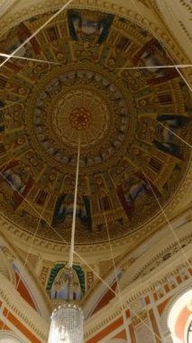 Görüntü kubbe tavanının yapısını ve işleyişini gösteriyor. Ortakoy Camii 'nin avize taşlarından geçiyor..