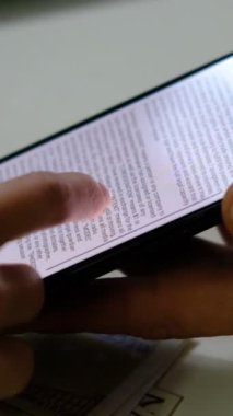 Ekrandaki çevrimiçi anlaşmayı okumak ve kabul etmek, dijital imzanızı atmak, telefondaki yazılı belgeyi incelemek, akıllı telefon üzerinde çalışmak