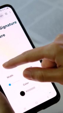 Ekrandaki çevrimiçi anlaşmayı okumak ve kabul etmek, dijital imzanızı atmak, telefondaki yazılı belgeyi incelemek, akıllı telefon üzerinde çalışmak