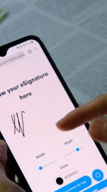 Ekrandaki çevrimiçi anlaşmayı okumak ve kabul etmek, dijital imzanızı atmak, telefondaki yazılı belgeyi incelemek, akıllı telefon üzerinde çalışmak