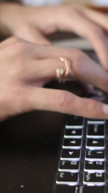 Klavyenin üzerinde gezinen, bilgisayar harflerini yazan, dizüstü bilgisayarın klavyesini kullanan ellerin resmi
