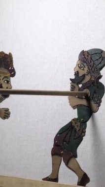 Sahne arkasında gölgeleme tekniği, kukla sesi ve hareketleriyle oynayan iki kuklayla geleneksel tiyatro.