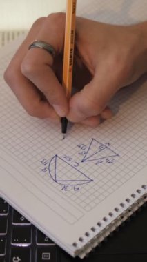 Matematiği bir defter kağıdında çözmenin, geometrik şekiller çizmenin ve onların üzerinde işlem yapmanın konsepti.