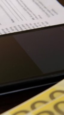 Ekrandaki çevrimiçi anlaşmayı okumak ve kabul etmek, dijital imzanızı atmak, telefondaki yazılı belgeyi incelemek, akıllı telefon üzerinde çalışmak