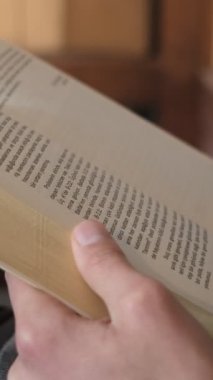 Erkeğin sayfaları çevirme görüntüsü okunmuş, kitap resimleri sayfalar ve yazılar