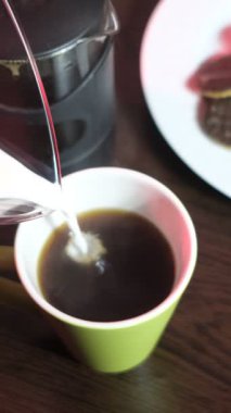 Sütlü kahve demlerken yakın çekim görüntüsü, Fransız presi ile demlenmiş kahve, sıcak içeceklerde kahve tüketimi.