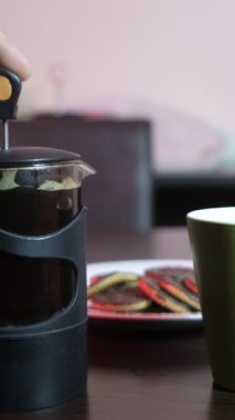 Yakın plan kahve hazırlama, Fransız pres makinesinde demlenen kahve, sıcak içeceklerdeki kahve tüketimi.