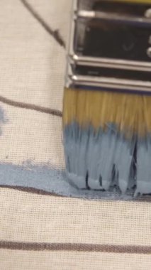 Kaligrafi perdelerini yavaş çekimde boyamak için hobi aşıkları görüntüsü, yere kumaşı farklı bir yöntemle yavaş çekimde boyamak.