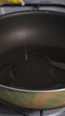 Tavukları tavada kızartmak, tavukları sütle marine etmek, akşam yemeği hazırlamak.