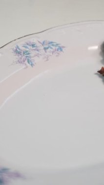 Tavuk tabağı, tavuk makarnası ve salatayla hazırlanmış yemek tabağı.