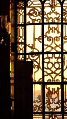 Caminin içinde batan güneşin yarattığı gölgeler ve siluetler, Ortakoy Camii 'ndeki caminin fotoğrafını çeken turistin silueti. 