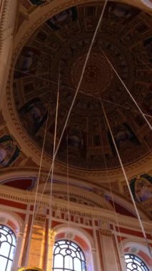 İstanbul 'daki Ortakoy Camii, İstanbul' daki Beşiktaş Büyük Mecidiye Camii 'nin Avrupa kıyı şeridi üzerindeki iç tasviri