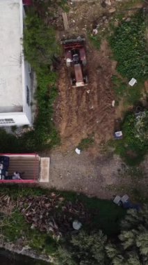 Serada yetişen tarım ürünlerini taşımak için yaklaşan bir kamyonda insansız hava aracı ve işçilerle hava görüntüsü.