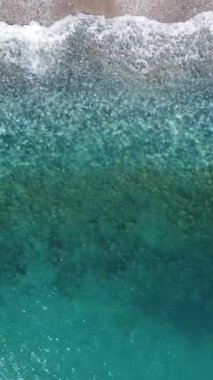 Akdeniz 'in mavi sularındaki insansız hava aracının sessiz koyları, denizin sularının turkuaz renkli görüntüsü.