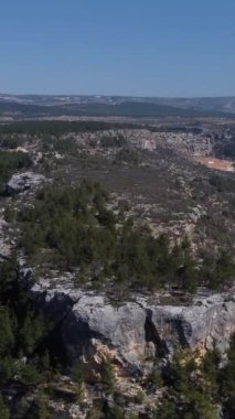 Vadiye doğru uzanan bir kanyondaki hava aracı, uçurumların üzerindeki vadi manzarası, dağların tepesindeki tepe manzarası