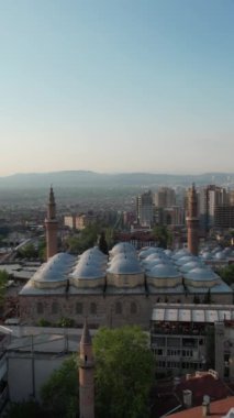 Tarihsel bursa camisi, bursa büyük camii kampüs drone manzarası, şehirdeki tarihi cami kampüsü, cami ve sehpanın kalıntıları.