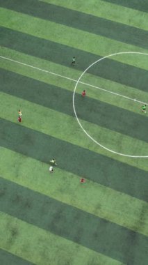 Futbol maçı, sentetik çim sahası hava manzarası yüksek kaliteli görüntüler.
