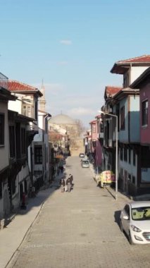 Üst düzey insansız hava aracı manzaralı ev çatılar şehir patırtısı, mimari yapı stokları.