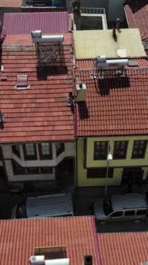 Üst düzey insansız hava aracı manzaralı ev çatılar şehir patırtısı, mimari yapı stokları.