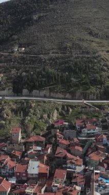 Üst düzey insansız hava aracı manzaralı ev çatılar şehir patırtısı, mimari yapı stokları.