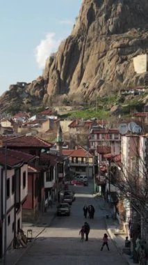 Üst düzey insansız hava aracı manzaralı ev çatılar şehir patırtısı, mimari yapı stokları.