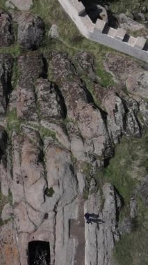 Afyonkarahisar 'da ortaçağ şatosu yıkıntıları 