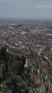 Afyonkarahisar 'da ortaçağ şatosu yıkıntıları 