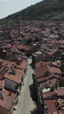 Üst düzey insansız hava aracı manzaralı ev çatılar şehir patırtısı, mimari yapı stokları.