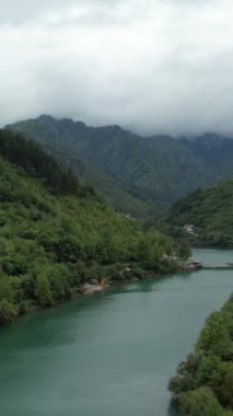 Dağlardan akan neretva nehrinin hava aracı görüntüsü verimli nehir manzarası Jablanica 'nın Bosna-Hersek' teki yeşil ormandan akan nehir manzarası 
