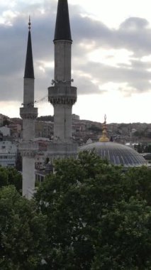 İstanbul hava görüşlü İslami Müslüman Yeni Valide Camii Uskudar, kentin ortasına inşa edilen tarihi cami minarelerinin manzarası